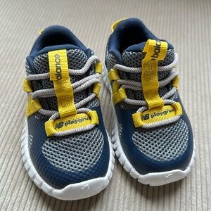 New Balance sneakers baby/walker Size US 5